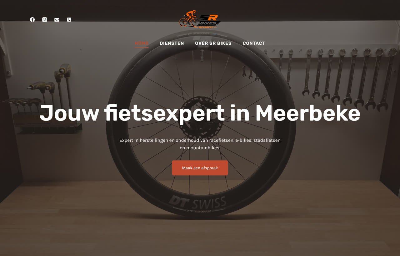 De volledige hero van de website van SR Bikes: logo en navigatie boven een fietswiel in het atelier, met de kop Jouw fietsexpert in Meerbeke.