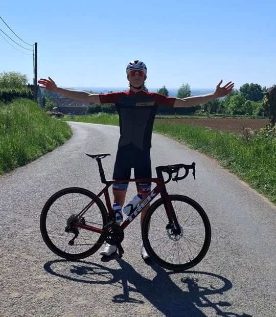 De eigenaar van SR Bikes met zijn fiets op een landweg, een van de twee eigen foto&rsquo;s op de site.